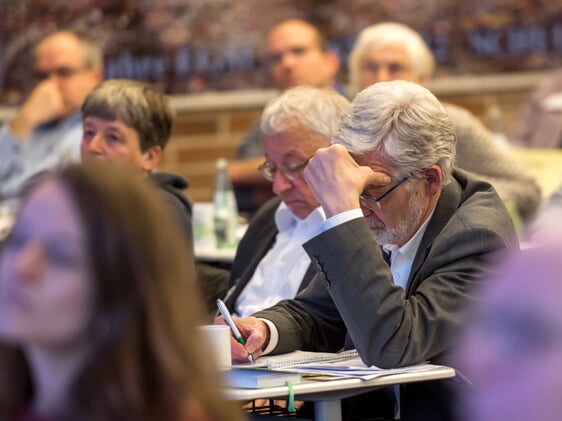 Auf der Tagung beschloss die Kreissynode das Schutzkonzept zur Prävention sexualisierter Gewalt. Das Schutzkonzept enthält unter anderem eine 15 Punkte umfassende Selbstverpflichtungserklärung, die alle im Kirchenkreis und in dessen Kirchengemeinden und Einrichtungen Haupt- und Ehrenamtliche Mitarbeitende unterschreiben müssen. Zudem besteht eine verpflichtende Teilnahme zur Fortbildung zum Thema „Schutz vor sexualisierter Gewalt“ (Foto: Büdenbender)