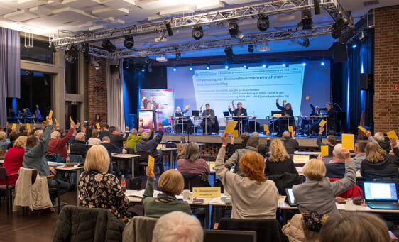 Auch wenn es aufgrund der sehr schwierigen finanziellen Situation viele Diskussionen gab, verabschiedetet die Synode jeweils mit einer klaren Mehrheit der Stimmen mehrere Haushalte und den Jahresabschluss (Foto: Büdenbender)