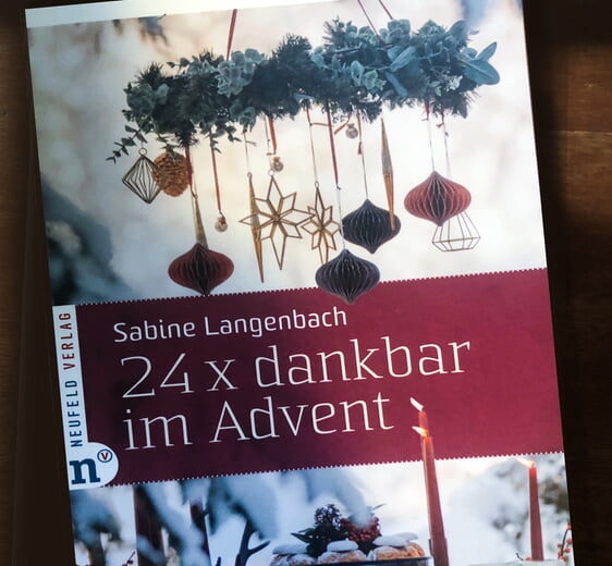 Sabine Langenbach: „24 x dankbar im Advent“, Neufeld Verlag, ISBN: 978-3-86256-187-2, Bestell-Nummer: 590 187, Preis: 10,00 €