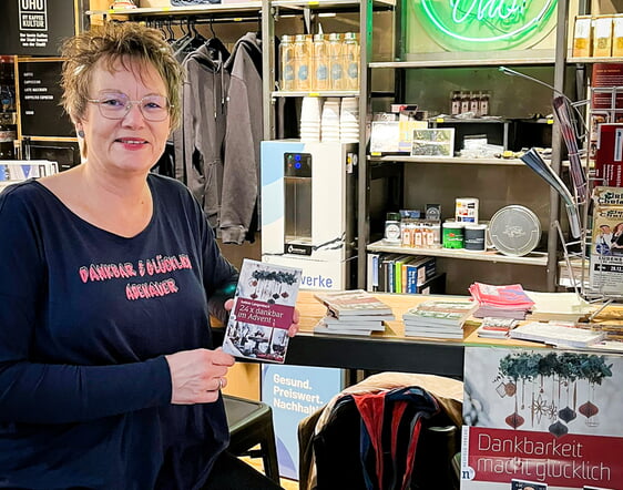 Sabine Langenbach hat ihr drittes Buch zum Advent geschrieben: „24 x dankbar im Advent“. Auch dieses Buch lädt den/die Leser*in ein, mit ihr gemeinsam durch die Weihnachtszeit zu gehen (Foto: IK /SL)