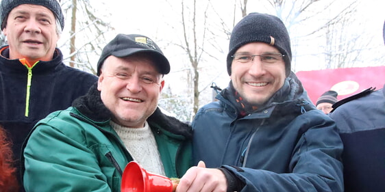 Mit einer Glocke gab Pfarrer Michael Siol (r.) am Samstag den Startschuss zum 8. Heedfelder Weihnachtsmarkt (Foto: Jakob Salzmann)