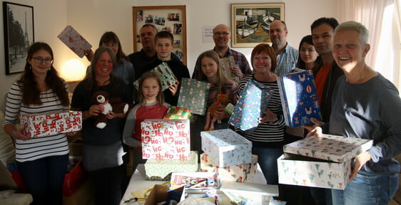 Das Weihnachtsteam der Sammelstelle Plettenberg konnte mit Hilfe vieler Sachspenden rund 400 Schuhkarton-Geschenke packen (Foto: EKGP)