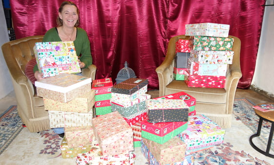 Verena Hanses strahlt. Ihre neue Annahmestelle in Finnentrop-Schönholthausen für „Weihnachten im Schuhkarton“ ist gut angenommen worden (Foto: Hanses)