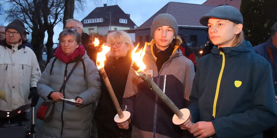 Mit Fackeln machten sich die Gläubigen von der Von-Vincke-Straße auf, an ausgewählten Orten in der Innenstadt für Stadt und Land zu beten (Foto: Salzmann)