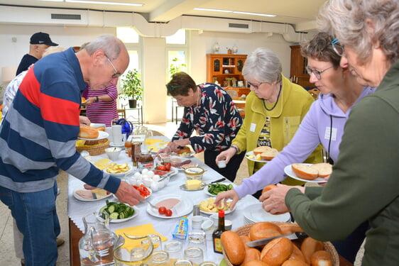 Zum Klönschnack mit Frühstück wird wieder ein Buffet angeboten. Foto: Wolfgang Teipel