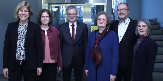 Dankbarkeit und Neugier nannte Volker Horst (Mitte) als vorrangige Gefühle des Übergangs. Im Bild ist er mit Superinterintendetin Martina Espelöer (l.) vom Kirchenkreis Iserlohn, Pfarrerin Anja Franke von der Landeskirche (2.v.l.), Pfarrerin Cornelia Müller (4.v.l.), Superintendent Dr. Christof Grote vom Kirchenkreis Lüdenscheid-Plettenberg und seiner Vorgängerin Bettina vom Brocke zu sehen (Foto: EKKLP)