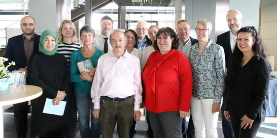 Im September 2023 organisierte das Interreligiösen Forum Lüdenscheid ein Friedensgebet im Rathaus von Lüdenscheid. Manuela Behle (3. V. r.) gehörte zu den Rednerinnen bei dieser Veranstaltung (Foto: Jakob Salzmann)