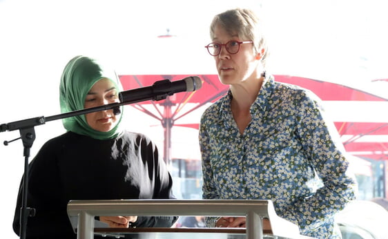 Manuela Behle (r.) zusammen mit Emel Gülec beim interreligiösen Friedensgebet (Foto: Jakob Salzmann)