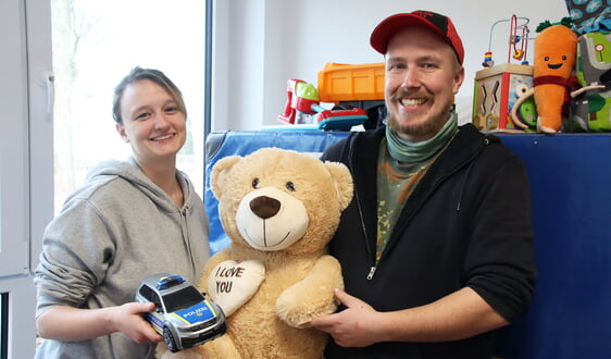 Vom Spielzeugauto bis zum Riesen-Teddybär war beim Basar in der Wichern-Kita alles vorhanden (Foto Salzmann)