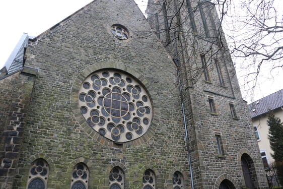 Die Kreuzkirche in Brügge darf bis auf Weiteres nicht betreten werden – der Dachstuhl ist vor allem im Turmbereich so marode, dass Gefahr im Verzug ist. Aber das sind nicht die einzigen Schäden an dem denkmalgeschützten Gebäude (Foto: Görlitzer)
