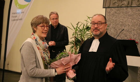 Christof Grote (r.), Superintendent des Evangelischen Kirchenkreises Lüdenscheid-Plettenberg, übernahm die Beauftragung von Manuela Behle für die ehrenamtliche Arbeit im Interreligiösen Forum Lüdenscheid (Foto: Görlitzer)