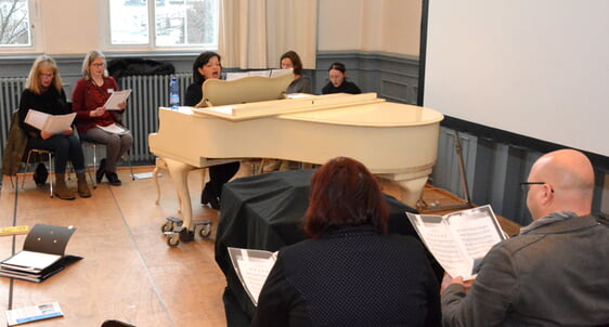 Die Musik - und Gesangslehrerin Aleksandra Diamantaki begleitet die Sängerinnen und Sänger am Klavier. Foto: Wolfgang Teipel