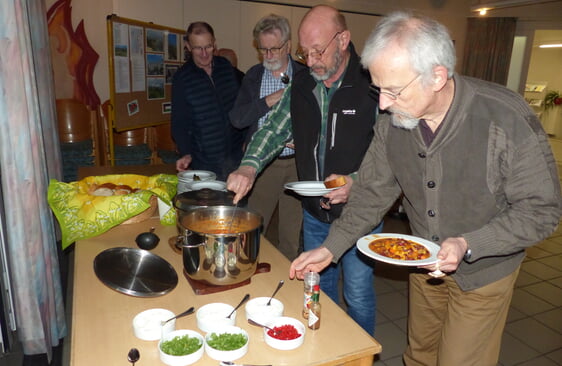 Mit einem leckeren Imbiss stimmten sich die Gäste des Rönsahler Männerforums auf einen unterhaltsamen Abend im Evangelischen Gemeindehaus ein (Foto Crummenerl)