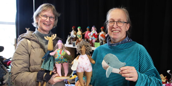 Die weichen Püppchen und Kuscheltiere von Marianne Weiß (rechts) waren zum Liebhaben (Foto: Salzmann)