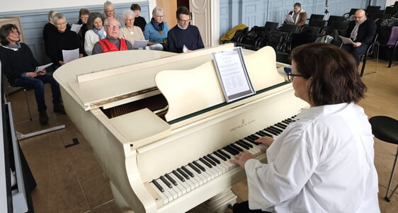 Die Klavier- und Gesangslehrerin Aleksandra Diamantaki begleitete die Sängerinnen und Sänger am Klavier. Foto: Wolfgang Teipel