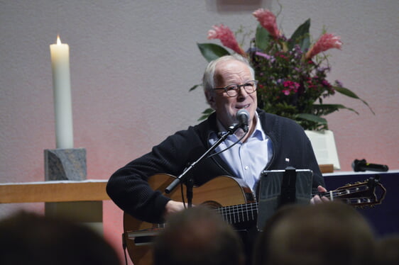 Jürgen Werth - Musiker, Autor, Prediger und gebürtiger Lüdenscheider - war zu Gast in seiner alten Heimat. Mit einem vielschichtigen Programm gestaltete er einen Abend in der Evangelischen Kirche in Brüninghausen (Foto: Kannenberg)