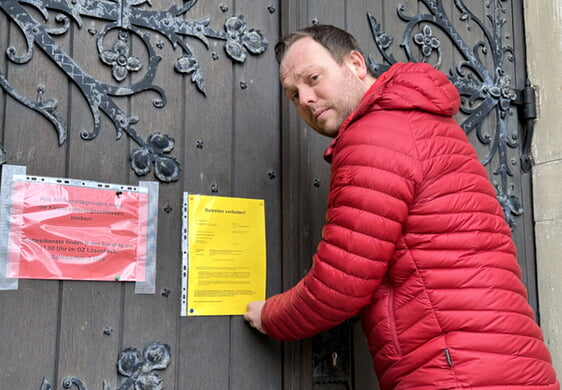 Die Ordnungsverfügung der Stadt Lüdenscheid wurde von Simon Schupetta, Pfarrer der Evangelischen Kirchengemeinde Brügge-Lösenbach, zur Information an den Türen der Kreuzkirche aufgehängt (Foto: EKKLP)