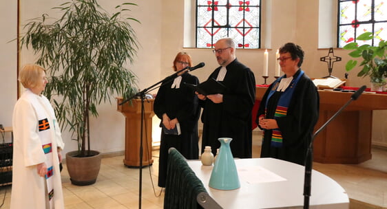 Mirjam Ellermann(l.) wurde in ihr neues Amt von Schulreferentin Pfarrerin Katharina Thimm, Superintendent Dr. Christof Grote und Gemeindepädagogin Sabine Drescher (r.) eingeführt (Foto: Görlitzer)