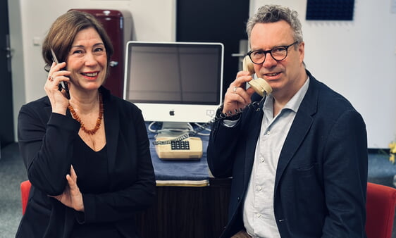 Die TelefonSeelsorge Hagen-Mark feiert in diesem Jahr ihr 50-jähriges Jubiläum. Birgit Knatz und Dr. Stefan Schumacher sind schon über 25 Jahre dabei (Foto: TSHM)
