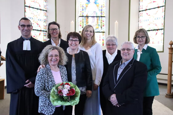 Übernehmen fortan Leitungsverantwortung in der Evangelischen Kirchengemeinde Schalksmühle-Dahlerbrück: Pfarrer Torsten Beckmann, Manuela Koch, die neue Presbyterin Imke Druschel, Renate Jünger, Julia Pütz, Christiane Peetz, der neue Presbyter Armin Seidel und Maren Nelius. Eine Stelle im neuen Presbyterium ist noch vakant (Foto: Salzmann)