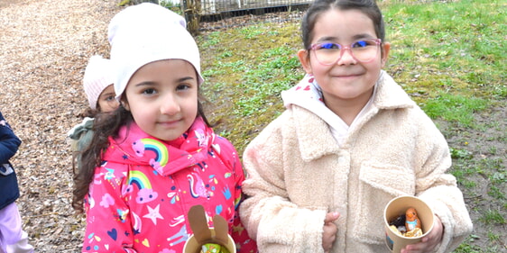 Auch diese beiden Mädchen wurden beim Osterspaß im Garten der Martin-Luther-Schule fündig. Foto: Wolfgang Teipel