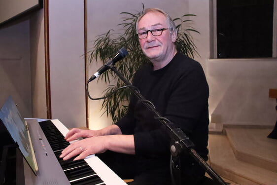 "World Music - Ein Streifzug durch die Geschichte des Gospels" hat Chorleiter Helmut Jost das Chorprojekt zum Risecorn- Jubiläum überschrieben (Foto: Salzmann)