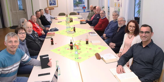 Gläubige aus den Evangelischen, der Katholischen und Freien evangelischen Gemeinde nahmen an der Auftaktveranstaltung der ökumenischen Bibelabende im Gemeindezentrum der Erlöserkirche teil (Foto: Salzmann)