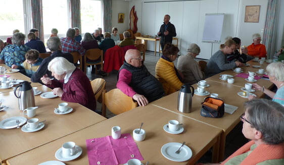 Rund vierzig Gottesdienstgäste nutzten nach dem gemeinsamen Gottesdienst in der Servatiuskirche die Gelegenheit zum Gedankenaustausch (Foto: Crummenerl)