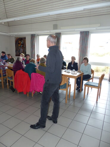 Die zeitgemäße Gestaltung der sonntäglichen Vormittagsgottesdienste war Thema der Diskussionsrunde, zu der die Evangelische Kirchengemeinde in Kierspe und Rönsahl unter Moderation von Pfarrer George Freiwat eingeladen hatte (Foto: Crummenerl)