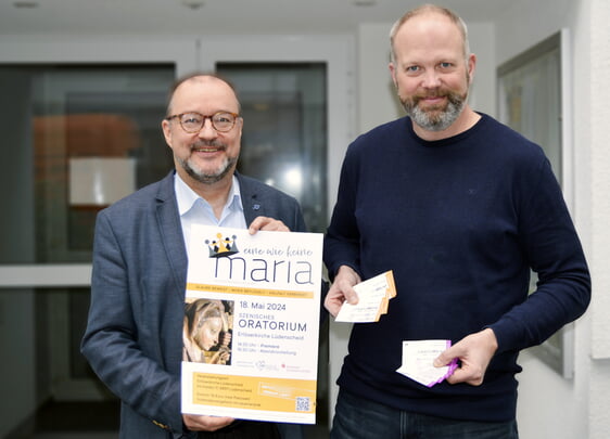 Superintendent Christof Grote (l.) und Matthias Kleine, im Projekt-Organisationsteam für das Ticketing verantwortlich, freuen sich auf die Weltpremiere des Maria Oratoriums am 18. Mai in Lüdenscheid (Foto: Kannenberg)