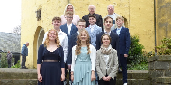 In einem feierlichen von Pfarrer Martin Spindler geleiteten und von den Gemeindehelfern Carola Nies und Stefan Schick begleiteten sowie vom Kirchen- und Posaunenchor der Gemeinde umrahmten Gottesdienst wurden am Sonntag Kantate neun Jugendliche durch die Konfirmation in der Servatiuskirche in den Kreis der erwachsenen Gemeindeglieder aufgenommen. (Foto: Crummenerl)