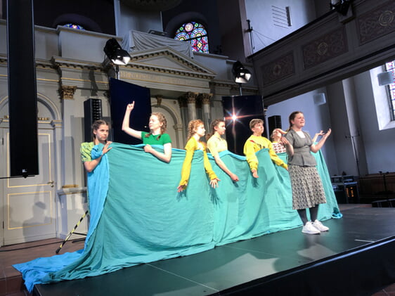Eine Szene in der fast zweistündigen Aufführung: Die Aufstellung der Evangelisten frei nach Leonardo da Vincis Abendmahl (Foto: Kannenberg)