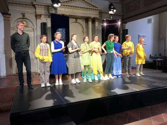 Am Ende des Oratoriums empfing die Jugend-Theatergruppe den minutenlangen Applaus des begeisterten Publikums (Foto: Kannenberg)