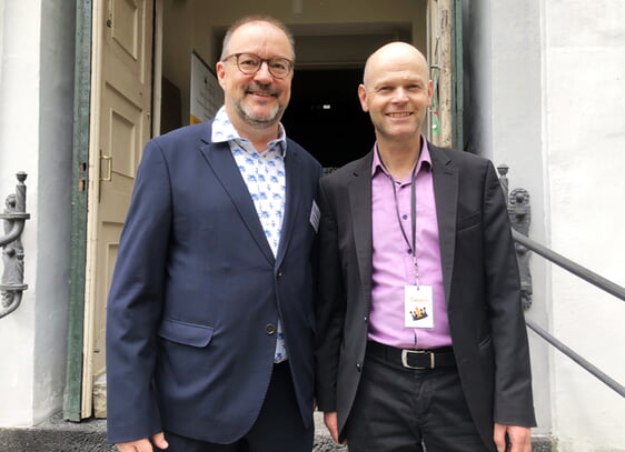 Dr. Christof Grote (l.), Superintendent des Evangelischen Kirchenkreises Lüdenscheid-Plettenberg bedankte sich bei Dr. Manuel Schilling, Superintendent aus Soest, für die Idee, Planung und bemerkenswerte Umsetzung des Oratoriums. Das Projekt wird von insgesamt sieben Kirchenkreisen gemeinsam umgesetzt (Foto: Kannenberg)