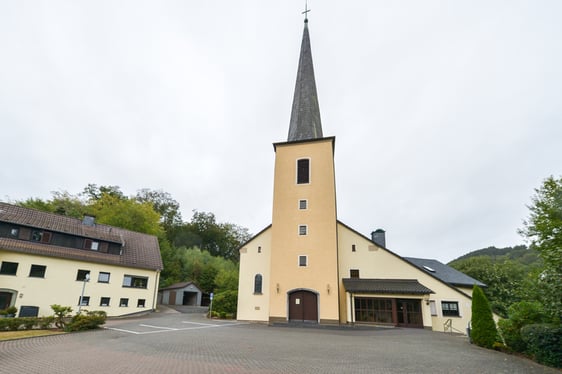 Zu Himmelfahrt feiert die Ev. Kirchengemeinde Werdohl einen Gottesdienst im Freien. Beim Gottesdienst auf dem Kirchplatz der Friedenskirche ist das gemeinsame Singen möglich