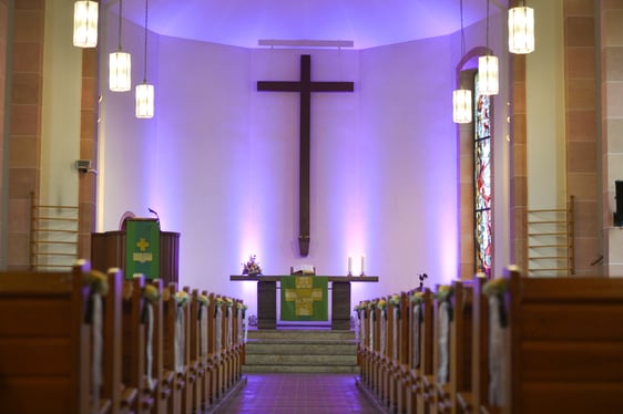 Ab dem 10. Mai könnten in den Kirchen im Ev. Kirchenkreis Lüdenscheid-Plettenberg, wie hier in der Werdohler Friedenskirche, wieder Präsenzgottesdienste stattfinden. Die Durchführung ist aber nur bei der Umsetzung eines umfangreiches Schutzkonzeptes erlaubt. Besucher der Gottesdienste müssen sich so auf starke Einschränkungen einstellen (Foto: EKKLP)