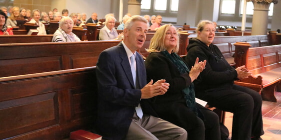 Der Lüdenscheider Arzt und Hausmann Dr. Matthias Klein (vorne links) hielt die erste der diesjährigen Sommerpredigten in der Christuskirche. Ute Leitner (vorne Mitte) leitete den Gottesdienst (Foto: Görlitzer)