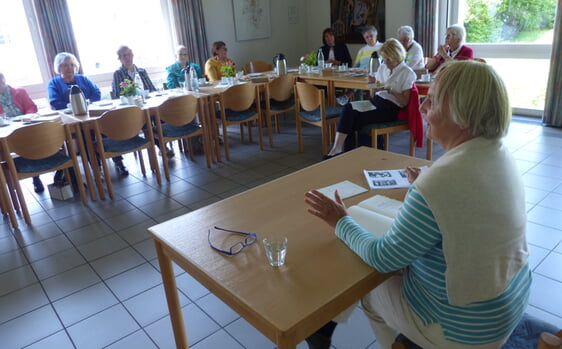Gespannt folgten die Zuhörerinnen der Lesung von Barbara Löffler, die beim Treffen der Rönsahler Frauenhilfe den allmählichen Abschied vom bäuerlichen Leben der 50er Jahre beschreibt, so wie ihn Autor Ewald Frie in seinem Bestseller „Ein Hof und elf Geschwister“ skizziert (Foto: Crummenerl)