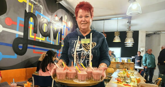 „Sprungbrett“-Leiterin Petra Becker servierte am ersten Abend im „Navi“ leckere Obst-Smoothies. Foto: Wolfgang Teipel
