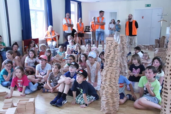 Zwischen ihren hölzernen Türmen und Häusern lauschten die Kinder der biblischen Geschichten vom Hausbau auf Fels und Sand (Foto: Salzmann)