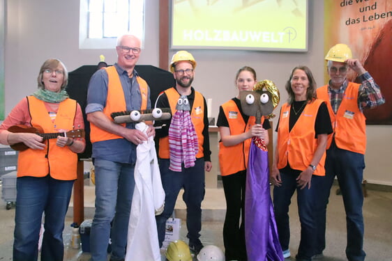 Mit Baustellenwerkzeug - Schaufel, Kelle und Besen - erweckte das Mitarbeiteteam die Geschichte des biblischen Nehemia zum Leben (Foto: Salzmann)