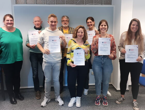 Die Teilnehmerinnen und Teilnehmer haben die umfangreiche Schulung erfolgreich absolviert. Dafür erhielten sie am Ende ihre Zertifikate. Die hauptamtlich Mitarbeitende im Bereich der Arbeit mit Kindern und Jugendlichen wurden nicht nur selbst im Bereich der ‚Prävention gegen sexualisierte Gewalt‘ geschult, sondern können dieses Fachwissen nun in ihren Kirchengemeinden und Einrichtungen auch weitervermitteln (Foto: Kannenberg)