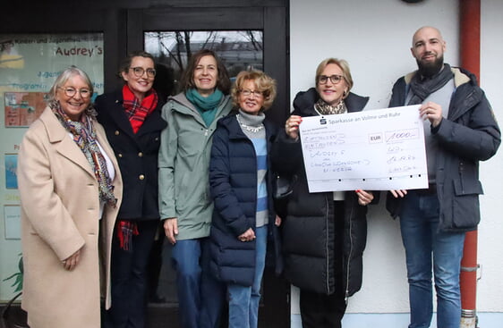 Mit einer kleinen Delegation war Britta Kunkel (2. v.r.), Präsidentin des Lions Clubs Lüdenscheid Minerva, am Montag vor Ort, um Einrichtungsleiter Ernest Okon eine Spende für die CVJM Kinder- und Jugendfreizeitstätte Audrey's zu überreichen. (Foto: Jakob Salzmann)