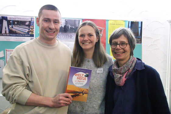 Gestalteten den ersten Gemeindetreff im Rahmen der "Gemeinde in Begegnung: Frederik und Katharina Berbecker (Mitte) sowie Presbyterin Sabine Kramer (Foto: Salzmann)