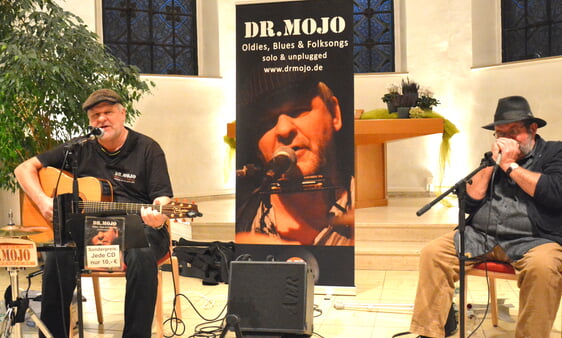 Am 9. März spielen Dr. Mojo und Gerd Linnepe auf Einladung des Fördervereins der Suchtberatungsstelle Lüdenscheid in der Ev. Kirche Oberrahmede. Foto: Wolfgang Teipel