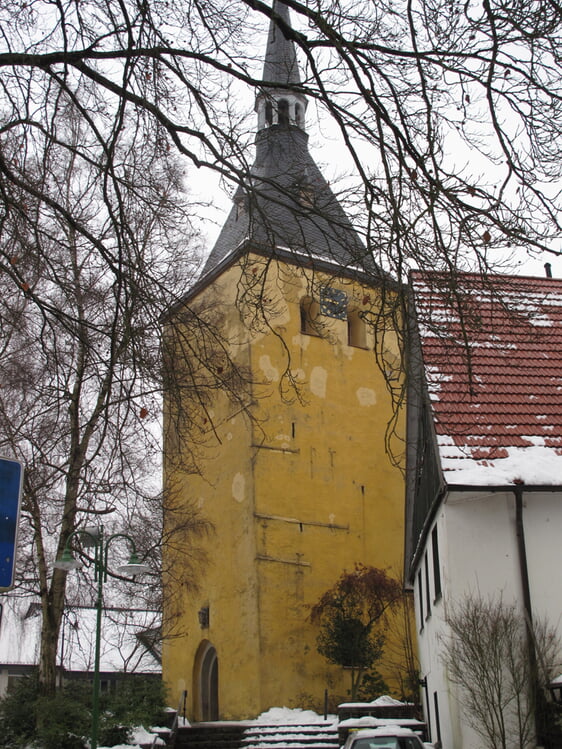 Seit jeher kultureller und geistlicher Mittelpunkt in Rönsahl sind die altehrwürdige Servatiuskirche (Bild) und das angrenzende Gemeindehaus der evangelischen Kirchengemeinde (Foto: Crummenerl)
