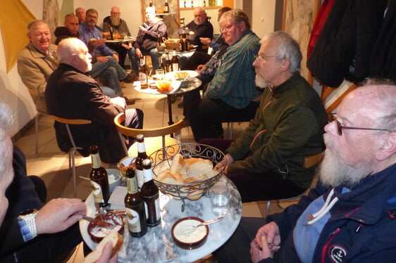 Zu einer lebhaften Diskussionsrunde zum Thema „Was wird aus unseren Kirchen…wenn sie nicht mehr gebraucht werden“, hatte das Männerforum der Evangelischen Kirchengemeinde ins Gemeindehaus eingeladen (Foto: Crummenerl)