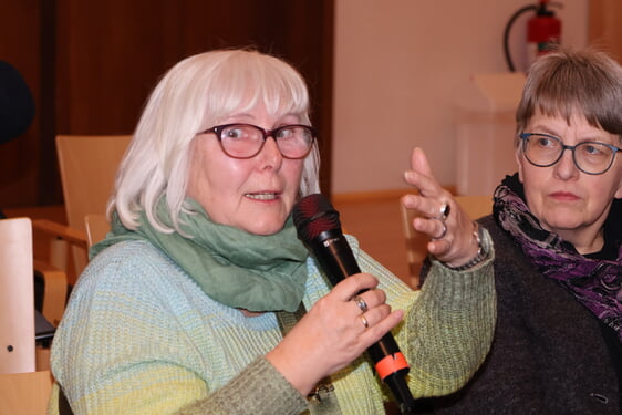 Beate Stahlschmidt, links, und Sigrid Illichmann äußerten Fragen und Meinungen im Rahmen der Gemeindeversammlung (Foto: Damschen)