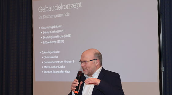 Peter Winkemann, 1. Vorsitzender des Presbyteriums, erklärte das Gebäudekonzept mit entsprechender Erklärung zu Zukunfts- und Abschiedsgebäude (Foto: Damschen)
