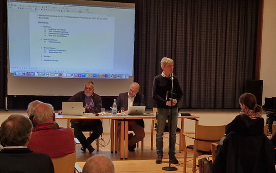 Johannes Westhoff (stehend) bei der Andacht, dahinter vl. Dirk Brösecke und Peter Winkemann (Foto: Damschen)